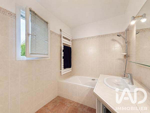 Maison à vendre 4 pièces 150 m² Saint-Saturnin-lès-Avignon