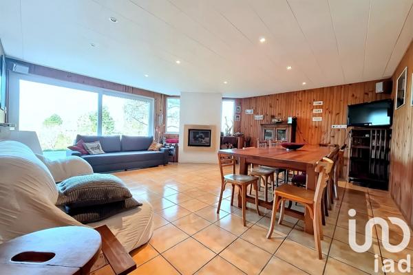 Maison 7 pièces de 166 m² à Saint-Just-Malmont (43240)