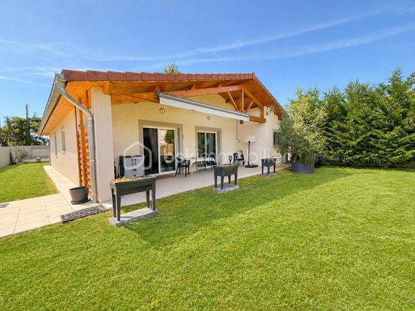 🏡 Exclusivité Samuel Allouche – BSK Immobilier

Située dans un environnement privilégié, au calme tout en étant proche des commodités, venez découvrir cette superbe maison de plain-pied construite en 2019, offrant 97 m² habitables sur un terrain de 800 m².

✨ Un espace de vie lumineux et convivial

Dès l’entrée, vous serez séduit par une magnifique pièce de vie de 45 m², très lumineuse grâce à ses grandes ouvertures sur l’extérieur.

La cuisine ouverte, moderne et entièrement équipée, s’intègre parfaitement à l’espace de vie, créant un lieu chaleureux et fonctionnel, idéal pour recevoir.

🛏️ Un espace nuit fonctionnel

Le coin nuit, bien séparé, propose :

3 chambres, dont 2 avec placards
Une salle de bain agréable
Une organisation idéale pour toute la famille
🔥 Confort et prestations
Chauffage au sol par chaudière fioul avec thermostat
Baie vitrée aluminium et fenêtres PVC
Système de sécurité complet : 4 caméras + alarme
Cellier avec chauffe-eau 200 L
Tout-à-l’égout
🌳 Extérieurs soignés et fonctionnels

Profitez d’un terrain plat de 800 m², parfaitement aménagé :

Terrasse couverte conviviale
Grand espace extérieur facile d’entretien
Garage toute hauteur avec buanderie
Carport et nombreux stationnements
✅ 2 entrées distinctes avec portails électriques, offrant un vrai confort et de nombreuses possibilités
📌 Informations complémentaires
Taxe foncière : 1 500 €
Alarme : 45 €/mois
Combles avec charpente fermette

💥 Maison de plain-pied, récente, fonctionnelle et clé en main – un bien rare en exclusivité sur le secteur !

📞 Contact : Samuel Allouche – BSK Immobilier