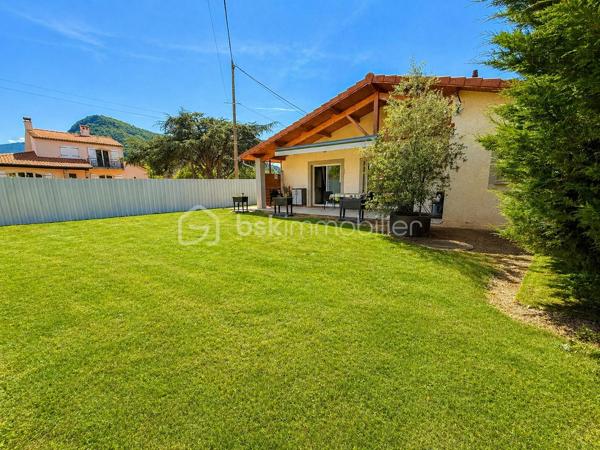 🏡 Exclusivité Samuel Allouche – BSK Immobilier

Située dans un environnement privilégié, au calme tout en étant proche des commodités, venez découvrir cette superbe maison de plain-pied construite en 2019, offrant 97 m² habitables sur un terrain de 800 m².

✨ Un espace de vie lumineux et convivial

Dès l’entrée, vous serez séduit par une magnifique pièce de vie de 45 m², très lumineuse grâce à ses grandes ouvertures sur l’extérieur.

La cuisine ouverte, moderne et entièrement équipée, s’intègre parfaitement à l’espace de vie, créant un lieu chaleureux et fonctionnel, idéal pour recevoir.

🛏️ Un espace nuit fonctionnel

Le coin nuit, bien séparé, propose :

3 chambres, dont 2 avec placards
Une salle de bain agréable
Une organisation idéale pour toute la famille
🔥 Confort et prestations
Chauffage au sol par chaudière fioul avec thermostat
Baie vitrée aluminium et fenêtres PVC
Système de sécurité complet : 4 caméras + alarme
Cellier avec chauffe-eau 200 L
Tout-à-l’égout
🌳 Extérieurs soignés et fonctionnels

Profitez d’un terrain plat de 800 m², parfaitement aménagé :

Terrasse couverte conviviale
Grand espace extérieur facile d’entretien
Garage toute hauteur avec buanderie
Carport et nombreux stationnements
✅ 2 entrées distinctes avec portails électriques, offrant un vrai confort et de nombreuses possibilités
📌 Informations complémentaires
Taxe foncière : 1 500 €
Alarme : 45 €/mois
Combles avec charpente fermette

💥 Maison de plain-pied, récente, fonctionnelle et clé en main – un bien rare en exclusivité sur le secteur !

📞 Contact : Samuel Allouche – BSK Immobilier