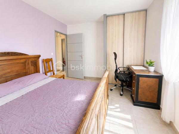 🏡 Exclusivité Samuel Allouche – BSK Immobilier

Située dans un environnement privilégié, au calme tout en étant proche des commodités, venez découvrir cette superbe maison de plain-pied construite en 2019, offrant 97 m² habitables sur un terrain de 800 m².

✨ Un espace de vie lumineux et convivial

Dès l’entrée, vous serez séduit par une magnifique pièce de vie de 45 m², très lumineuse grâce à ses grandes ouvertures sur l’extérieur.

La cuisine ouverte, moderne et entièrement équipée, s’intègre parfaitement à l’espace de vie, créant un lieu chaleureux et fonctionnel, idéal pour recevoir.

🛏️ Un espace nuit fonctionnel

Le coin nuit, bien séparé, propose :

3 chambres, dont 2 avec placards
Une salle de bain agréable
Une organisation idéale pour toute la famille
🔥 Confort et prestations
Chauffage au sol par chaudière fioul avec thermostat
Baie vitrée aluminium et fenêtres PVC
Système de sécurité complet : 4 caméras + alarme
Cellier avec chauffe-eau 200 L
Tout-à-l’égout
🌳 Extérieurs soignés et fonctionnels

Profitez d’un terrain plat de 800 m², parfaitement aménagé :

Terrasse couverte conviviale
Grand espace extérieur facile d’entretien
Garage toute hauteur avec buanderie
Carport et nombreux stationnements
✅ 2 entrées distinctes avec portails électriques, offrant un vrai confort et de nombreuses possibilités
📌 Informations complémentaires
Taxe foncière : 1 500 €
Alarme : 45 €/mois
Combles avec charpente fermette

💥 Maison de plain-pied, récente, fonctionnelle et clé en main – un bien rare en exclusivité sur le secteur !

📞 Contact : Samuel Allouche – BSK Immobilier