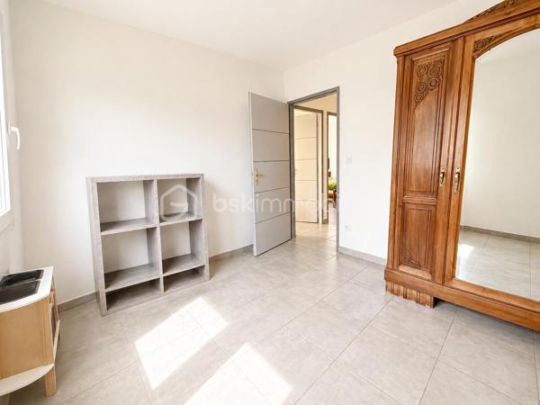 🏡 Exclusivité Samuel Allouche – BSK Immobilier

Située dans un environnement privilégié, au calme tout en étant proche des commodités, venez découvrir cette superbe maison de plain-pied construite en 2019, offrant 97 m² habitables sur un terrain de 800 m².

✨ Un espace de vie lumineux et convivial

Dès l’entrée, vous serez séduit par une magnifique pièce de vie de 45 m², très lumineuse grâce à ses grandes ouvertures sur l’extérieur.

La cuisine ouverte, moderne et entièrement équipée, s’intègre parfaitement à l’espace de vie, créant un lieu chaleureux et fonctionnel, idéal pour recevoir.

🛏️ Un espace nuit fonctionnel

Le coin nuit, bien séparé, propose :

3 chambres, dont 2 avec placards
Une salle de bain agréable
Une organisation idéale pour toute la famille
🔥 Confort et prestations
Chauffage au sol par chaudière fioul avec thermostat
Baie vitrée aluminium et fenêtres PVC
Système de sécurité complet : 4 caméras + alarme
Cellier avec chauffe-eau 200 L
Tout-à-l’égout
🌳 Extérieurs soignés et fonctionnels

Profitez d’un terrain plat de 800 m², parfaitement aménagé :

Terrasse couverte conviviale
Grand espace extérieur facile d’entretien
Garage toute hauteur avec buanderie
Carport et nombreux stationnements
✅ 2 entrées distinctes avec portails électriques, offrant un vrai confort et de nombreuses possibilités
📌 Informations complémentaires
Taxe foncière : 1 500 €
Alarme : 45 €/mois
Combles avec charpente fermette

💥 Maison de plain-pied, récente, fonctionnelle et clé en main – un bien rare en exclusivité sur le secteur !

📞 Contact : Samuel Allouche – BSK Immobilier