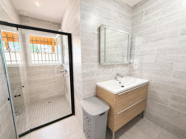 🏡 Exclusivité Samuel Allouche – BSK Immobilier

Située dans un environnement privilégié, au calme tout en étant proche des commodités, venez découvrir cette superbe maison de plain-pied construite en 2019, offrant 97 m² habitables sur un terrain de 800 m².

✨ Un espace de vie lumineux et convivial

Dès l’entrée, vous serez séduit par une magnifique pièce de vie de 45 m², très lumineuse grâce à ses grandes ouvertures sur l’extérieur.

La cuisine ouverte, moderne et entièrement équipée, s’intègre parfaitement à l’espace de vie, créant un lieu chaleureux et fonctionnel, idéal pour recevoir.

🛏️ Un espace nuit fonctionnel

Le coin nuit, bien séparé, propose :

3 chambres, dont 2 avec placards
Une salle de bain agréable
Une organisation idéale pour toute la famille
🔥 Confort et prestations
Chauffage au sol par chaudière fioul avec thermostat
Baie vitrée aluminium et fenêtres PVC
Système de sécurité complet : 4 caméras + alarme
Cellier avec chauffe-eau 200 L
Tout-à-l’égout
🌳 Extérieurs soignés et fonctionnels

Profitez d’un terrain plat de 800 m², parfaitement aménagé :

Terrasse couverte conviviale
Grand espace extérieur facile d’entretien
Garage toute hauteur avec buanderie
Carport et nombreux stationnements
✅ 2 entrées distinctes avec portails électriques, offrant un vrai confort et de nombreuses possibilités
📌 Informations complémentaires
Taxe foncière : 1 500 €
Alarme : 45 €/mois
Combles avec charpente fermette

💥 Maison de plain-pied, récente, fonctionnelle et clé en main – un bien rare en exclusivité sur le secteur !

📞 Contact : Samuel Allouche – BSK Immobilier