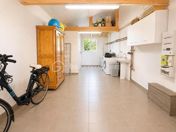 🏡 Exclusivité Samuel Allouche – BSK Immobilier

Située dans un environnement privilégié, au calme tout en étant proche des commodités, venez découvrir cette superbe maison de plain-pied construite en 2019, offrant 97 m² habitables sur un terrain de 800 m².

✨ Un espace de vie lumineux et convivial

Dès l’entrée, vous serez séduit par une magnifique pièce de vie de 45 m², très lumineuse grâce à ses grandes ouvertures sur l’extérieur.

La cuisine ouverte, moderne et entièrement équipée, s’intègre parfaitement à l’espace de vie, créant un lieu chaleureux et fonctionnel, idéal pour recevoir.

🛏️ Un espace nuit fonctionnel

Le coin nuit, bien séparé, propose :

3 chambres, dont 2 avec placards
Une salle de bain agréable
Une organisation idéale pour toute la famille
🔥 Confort et prestations
Chauffage au sol par chaudière fioul avec thermostat
Baie vitrée aluminium et fenêtres PVC
Système de sécurité complet : 4 caméras + alarme
Cellier avec chauffe-eau 200 L
Tout-à-l’égout
🌳 Extérieurs soignés et fonctionnels

Profitez d’un terrain plat de 800 m², parfaitement aménagé :

Terrasse couverte conviviale
Grand espace extérieur facile d’entretien
Garage toute hauteur avec buanderie
Carport et nombreux stationnements
✅ 2 entrées distinctes avec portails électriques, offrant un vrai confort et de nombreuses possibilités
📌 Informations complémentaires
Taxe foncière : 1 500 €
Alarme : 45 €/mois
Combles avec charpente fermette

💥 Maison de plain-pied, récente, fonctionnelle et clé en main – un bien rare en exclusivité sur le secteur !

📞 Contact : Samuel Allouche – BSK Immobilier