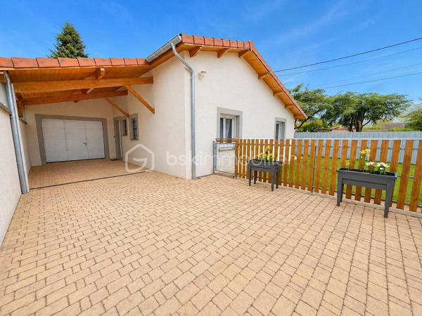🏡 Exclusivité Samuel Allouche – BSK Immobilier

Située dans un environnement privilégié, au calme tout en étant proche des commodités, venez découvrir cette superbe maison de plain-pied construite en 2019, offrant 97 m² habitables sur un terrain de 800 m².

✨ Un espace de vie lumineux et convivial

Dès l’entrée, vous serez séduit par une magnifique pièce de vie de 45 m², très lumineuse grâce à ses grandes ouvertures sur l’extérieur.

La cuisine ouverte, moderne et entièrement équipée, s’intègre parfaitement à l’espace de vie, créant un lieu chaleureux et fonctionnel, idéal pour recevoir.

🛏️ Un espace nuit fonctionnel

Le coin nuit, bien séparé, propose :

3 chambres, dont 2 avec placards
Une salle de bain agréable
Une organisation idéale pour toute la famille
🔥 Confort et prestations
Chauffage au sol par chaudière fioul avec thermostat
Baie vitrée aluminium et fenêtres PVC
Système de sécurité complet : 4 caméras + alarme
Cellier avec chauffe-eau 200 L
Tout-à-l’égout
🌳 Extérieurs soignés et fonctionnels

Profitez d’un terrain plat de 800 m², parfaitement aménagé :

Terrasse couverte conviviale
Grand espace extérieur facile d’entretien
Garage toute hauteur avec buanderie
Carport et nombreux stationnements
✅ 2 entrées distinctes avec portails électriques, offrant un vrai confort et de nombreuses possibilités
📌 Informations complémentaires
Taxe foncière : 1 500 €
Alarme : 45 €/mois
Combles avec charpente fermette

💥 Maison de plain-pied, récente, fonctionnelle et clé en main – un bien rare en exclusivité sur le secteur !

📞 Contact : Samuel Allouche – BSK Immobilier