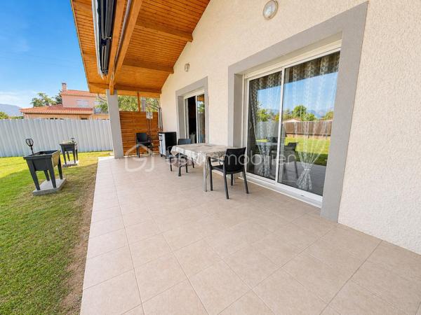 🏡 Exclusivité Samuel Allouche – BSK Immobilier

Située dans un environnement privilégié, au calme tout en étant proche des commodités, venez découvrir cette superbe maison de plain-pied construite en 2019, offrant 97 m² habitables sur un terrain de 800 m².

✨ Un espace de vie lumineux et convivial

Dès l’entrée, vous serez séduit par une magnifique pièce de vie de 45 m², très lumineuse grâce à ses grandes ouvertures sur l’extérieur.

La cuisine ouverte, moderne et entièrement équipée, s’intègre parfaitement à l’espace de vie, créant un lieu chaleureux et fonctionnel, idéal pour recevoir.

🛏️ Un espace nuit fonctionnel

Le coin nuit, bien séparé, propose :

3 chambres, dont 2 avec placards
Une salle de bain agréable
Une organisation idéale pour toute la famille
🔥 Confort et prestations
Chauffage au sol par chaudière fioul avec thermostat
Baie vitrée aluminium et fenêtres PVC
Système de sécurité complet : 4 caméras + alarme
Cellier avec chauffe-eau 200 L
Tout-à-l’égout
🌳 Extérieurs soignés et fonctionnels

Profitez d’un terrain plat de 800 m², parfaitement aménagé :

Terrasse couverte conviviale
Grand espace extérieur facile d’entretien
Garage toute hauteur avec buanderie
Carport et nombreux stationnements
✅ 2 entrées distinctes avec portails électriques, offrant un vrai confort et de nombreuses possibilités
📌 Informations complémentaires
Taxe foncière : 1 500 €
Alarme : 45 €/mois
Combles avec charpente fermette

💥 Maison de plain-pied, récente, fonctionnelle et clé en main – un bien rare en exclusivité sur le secteur !

📞 Contact : Samuel Allouche – BSK Immobilier