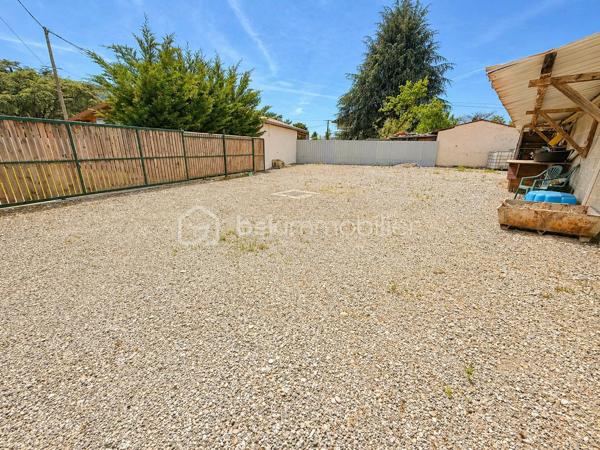 🏡 Exclusivité Samuel Allouche – BSK Immobilier

Située dans un environnement privilégié, au calme tout en étant proche des commodités, venez découvrir cette superbe maison de plain-pied construite en 2019, offrant 97 m² habitables sur un terrain de 800 m².

✨ Un espace de vie lumineux et convivial

Dès l’entrée, vous serez séduit par une magnifique pièce de vie de 45 m², très lumineuse grâce à ses grandes ouvertures sur l’extérieur.

La cuisine ouverte, moderne et entièrement équipée, s’intègre parfaitement à l’espace de vie, créant un lieu chaleureux et fonctionnel, idéal pour recevoir.

🛏️ Un espace nuit fonctionnel

Le coin nuit, bien séparé, propose :

3 chambres, dont 2 avec placards
Une salle de bain agréable
Une organisation idéale pour toute la famille
🔥 Confort et prestations
Chauffage au sol par chaudière fioul avec thermostat
Baie vitrée aluminium et fenêtres PVC
Système de sécurité complet : 4 caméras + alarme
Cellier avec chauffe-eau 200 L
Tout-à-l’égout
🌳 Extérieurs soignés et fonctionnels

Profitez d’un terrain plat de 800 m², parfaitement aménagé :

Terrasse couverte conviviale
Grand espace extérieur facile d’entretien
Garage toute hauteur avec buanderie
Carport et nombreux stationnements
✅ 2 entrées distinctes avec portails électriques, offrant un vrai confort et de nombreuses possibilités
📌 Informations complémentaires
Taxe foncière : 1 500 €
Alarme : 45 €/mois
Combles avec charpente fermette

💥 Maison de plain-pied, récente, fonctionnelle et clé en main – un bien rare en exclusivité sur le secteur !

📞 Contact : Samuel Allouche – BSK Immobilier