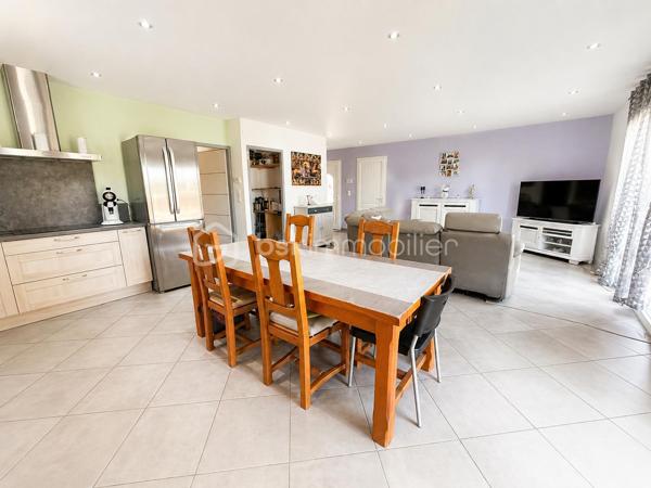 🏡 Exclusivité Samuel Allouche – BSK Immobilier

Située dans un environnement privilégié, au calme tout en étant proche des commodités, venez découvrir cette superbe maison de plain-pied construite en 2019, offrant 97 m² habitables sur un terrain de 800 m².

✨ Un espace de vie lumineux et convivial

Dès l’entrée, vous serez séduit par une magnifique pièce de vie de 45 m², très lumineuse grâce à ses grandes ouvertures sur l’extérieur.

La cuisine ouverte, moderne et entièrement équipée, s’intègre parfaitement à l’espace de vie, créant un lieu chaleureux et fonctionnel, idéal pour recevoir.

🛏️ Un espace nuit fonctionnel

Le coin nuit, bien séparé, propose :

3 chambres, dont 2 avec placards
Une salle de bain agréable
Une organisation idéale pour toute la famille
🔥 Confort et prestations
Chauffage au sol par chaudière fioul avec thermostat
Baie vitrée aluminium et fenêtres PVC
Système de sécurité complet : 4 caméras + alarme
Cellier avec chauffe-eau 200 L
Tout-à-l’égout
🌳 Extérieurs soignés et fonctionnels

Profitez d’un terrain plat de 800 m², parfaitement aménagé :

Terrasse couverte conviviale
Grand espace extérieur facile d’entretien
Garage toute hauteur avec buanderie
Carport et nombreux stationnements
✅ 2 entrées distinctes avec portails électriques, offrant un vrai confort et de nombreuses possibilités
📌 Informations complémentaires
Taxe foncière : 1 500 €
Alarme : 45 €/mois
Combles avec charpente fermette

💥 Maison de plain-pied, récente, fonctionnelle et clé en main – un bien rare en exclusivité sur le secteur !

📞 Contact : Samuel Allouche – BSK Immobilier