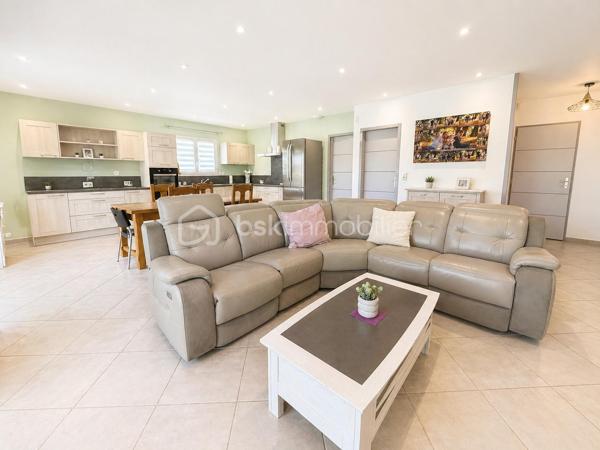 🏡 Exclusivité Samuel Allouche – BSK Immobilier

Située dans un environnement privilégié, au calme tout en étant proche des commodités, venez découvrir cette superbe maison de plain-pied construite en 2019, offrant 97 m² habitables sur un terrain de 800 m².

✨ Un espace de vie lumineux et convivial

Dès l’entrée, vous serez séduit par une magnifique pièce de vie de 45 m², très lumineuse grâce à ses grandes ouvertures sur l’extérieur.

La cuisine ouverte, moderne et entièrement équipée, s’intègre parfaitement à l’espace de vie, créant un lieu chaleureux et fonctionnel, idéal pour recevoir.

🛏️ Un espace nuit fonctionnel

Le coin nuit, bien séparé, propose :

3 chambres, dont 2 avec placards
Une salle de bain agréable
Une organisation idéale pour toute la famille
🔥 Confort et prestations
Chauffage au sol par chaudière fioul avec thermostat
Baie vitrée aluminium et fenêtres PVC
Système de sécurité complet : 4 caméras + alarme
Cellier avec chauffe-eau 200 L
Tout-à-l’égout
🌳 Extérieurs soignés et fonctionnels

Profitez d’un terrain plat de 800 m², parfaitement aménagé :

Terrasse couverte conviviale
Grand espace extérieur facile d’entretien
Garage toute hauteur avec buanderie
Carport et nombreux stationnements
✅ 2 entrées distinctes avec portails électriques, offrant un vrai confort et de nombreuses possibilités
📌 Informations complémentaires
Taxe foncière : 1 500 €
Alarme : 45 €/mois
Combles avec charpente fermette

💥 Maison de plain-pied, récente, fonctionnelle et clé en main – un bien rare en exclusivité sur le secteur !

📞 Contact : Samuel Allouche – BSK Immobilier