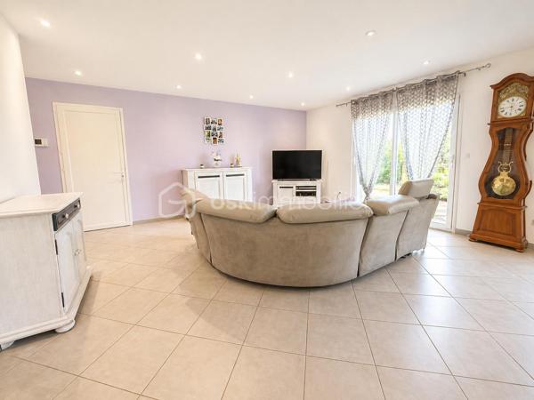 🏡 Exclusivité Samuel Allouche – BSK Immobilier

Située dans un environnement privilégié, au calme tout en étant proche des commodités, venez découvrir cette superbe maison de plain-pied construite en 2019, offrant 97 m² habitables sur un terrain de 800 m².

✨ Un espace de vie lumineux et convivial

Dès l’entrée, vous serez séduit par une magnifique pièce de vie de 45 m², très lumineuse grâce à ses grandes ouvertures sur l’extérieur.

La cuisine ouverte, moderne et entièrement équipée, s’intègre parfaitement à l’espace de vie, créant un lieu chaleureux et fonctionnel, idéal pour recevoir.

🛏️ Un espace nuit fonctionnel

Le coin nuit, bien séparé, propose :

3 chambres, dont 2 avec placards
Une salle de bain agréable
Une organisation idéale pour toute la famille
🔥 Confort et prestations
Chauffage au sol par chaudière fioul avec thermostat
Baie vitrée aluminium et fenêtres PVC
Système de sécurité complet : 4 caméras + alarme
Cellier avec chauffe-eau 200 L
Tout-à-l’égout
🌳 Extérieurs soignés et fonctionnels

Profitez d’un terrain plat de 800 m², parfaitement aménagé :

Terrasse couverte conviviale
Grand espace extérieur facile d’entretien
Garage toute hauteur avec buanderie
Carport et nombreux stationnements
✅ 2 entrées distinctes avec portails électriques, offrant un vrai confort et de nombreuses possibilités
📌 Informations complémentaires
Taxe foncière : 1 500 €
Alarme : 45 €/mois
Combles avec charpente fermette

💥 Maison de plain-pied, récente, fonctionnelle et clé en main – un bien rare en exclusivité sur le secteur !

📞 Contact : Samuel Allouche – BSK Immobilier