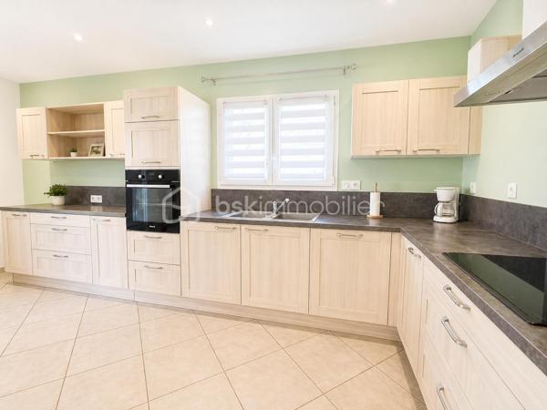 🏡 Exclusivité Samuel Allouche – BSK Immobilier

Située dans un environnement privilégié, au calme tout en étant proche des commodités, venez découvrir cette superbe maison de plain-pied construite en 2019, offrant 97 m² habitables sur un terrain de 800 m².

✨ Un espace de vie lumineux et convivial

Dès l’entrée, vous serez séduit par une magnifique pièce de vie de 45 m², très lumineuse grâce à ses grandes ouvertures sur l’extérieur.

La cuisine ouverte, moderne et entièrement équipée, s’intègre parfaitement à l’espace de vie, créant un lieu chaleureux et fonctionnel, idéal pour recevoir.

🛏️ Un espace nuit fonctionnel

Le coin nuit, bien séparé, propose :

3 chambres, dont 2 avec placards
Une salle de bain agréable
Une organisation idéale pour toute la famille
🔥 Confort et prestations
Chauffage au sol par chaudière fioul avec thermostat
Baie vitrée aluminium et fenêtres PVC
Système de sécurité complet : 4 caméras + alarme
Cellier avec chauffe-eau 200 L
Tout-à-l’égout
🌳 Extérieurs soignés et fonctionnels

Profitez d’un terrain plat de 800 m², parfaitement aménagé :

Terrasse couverte conviviale
Grand espace extérieur facile d’entretien
Garage toute hauteur avec buanderie
Carport et nombreux stationnements
✅ 2 entrées distinctes avec portails électriques, offrant un vrai confort et de nombreuses possibilités
📌 Informations complémentaires
Taxe foncière : 1 500 €
Alarme : 45 €/mois
Combles avec charpente fermette

💥 Maison de plain-pied, récente, fonctionnelle et clé en main – un bien rare en exclusivité sur le secteur !

📞 Contact : Samuel Allouche – BSK Immobilier