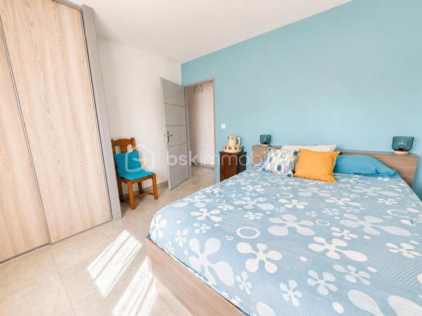 🏡 Exclusivité Samuel Allouche – BSK Immobilier

Située dans un environnement privilégié, au calme tout en étant proche des commodités, venez découvrir cette superbe maison de plain-pied construite en 2019, offrant 97 m² habitables sur un terrain de 800 m².

✨ Un espace de vie lumineux et convivial

Dès l’entrée, vous serez séduit par une magnifique pièce de vie de 45 m², très lumineuse grâce à ses grandes ouvertures sur l’extérieur.

La cuisine ouverte, moderne et entièrement équipée, s’intègre parfaitement à l’espace de vie, créant un lieu chaleureux et fonctionnel, idéal pour recevoir.

🛏️ Un espace nuit fonctionnel

Le coin nuit, bien séparé, propose :

3 chambres, dont 2 avec placards
Une salle de bain agréable
Une organisation idéale pour toute la famille
🔥 Confort et prestations
Chauffage au sol par chaudière fioul avec thermostat
Baie vitrée aluminium et fenêtres PVC
Système de sécurité complet : 4 caméras + alarme
Cellier avec chauffe-eau 200 L
Tout-à-l’égout
🌳 Extérieurs soignés et fonctionnels

Profitez d’un terrain plat de 800 m², parfaitement aménagé :

Terrasse couverte conviviale
Grand espace extérieur facile d’entretien
Garage toute hauteur avec buanderie
Carport et nombreux stationnements
✅ 2 entrées distinctes avec portails électriques, offrant un vrai confort et de nombreuses possibilités
📌 Informations complémentaires
Taxe foncière : 1 500 €
Alarme : 45 €/mois
Combles avec charpente fermette

💥 Maison de plain-pied, récente, fonctionnelle et clé en main – un bien rare en exclusivité sur le secteur !

📞 Contact : Samuel Allouche – BSK Immobilier