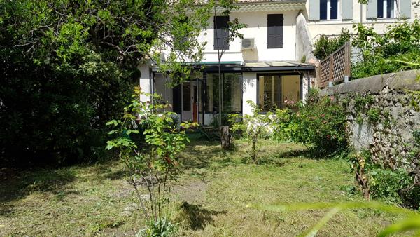 Maison de ville 8 pièces , 5 chambres, jardin, garage.