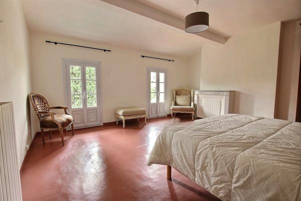 Maison de ville 8 pièces , 5 chambres, jardin, garage.