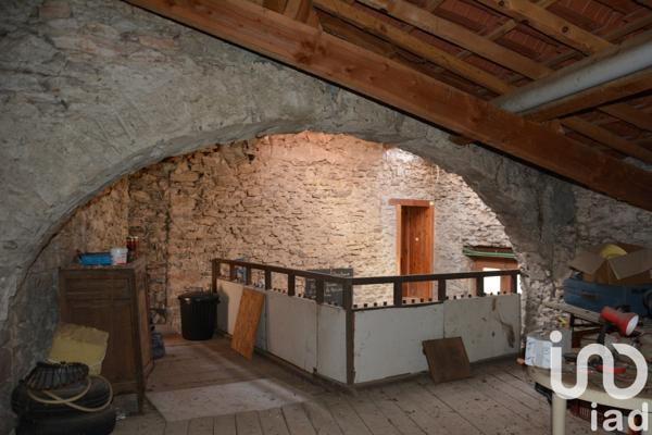 Maison 12 pièces de 230 m² à Saint-Sernin (07200)