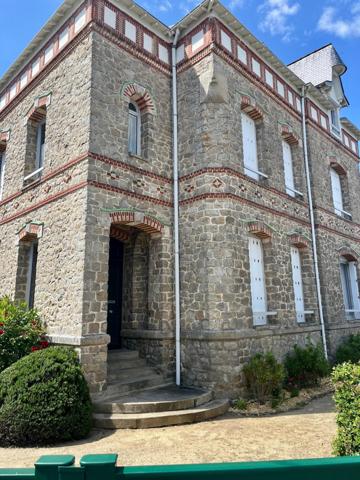 Situé en plein cœur de Batz-sur-Mer, au sein d’une ancienne maison de maître.