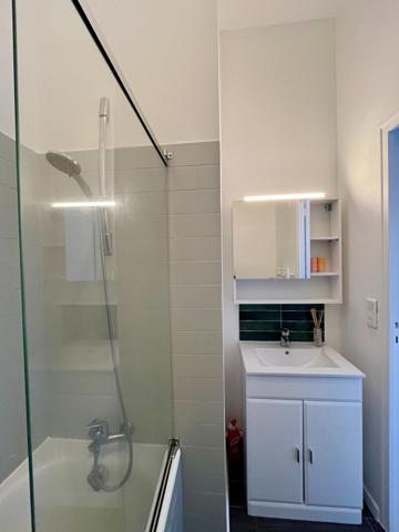 Situé en plein cœur de Batz-sur-Mer, au sein d’une ancienne maison de maître.