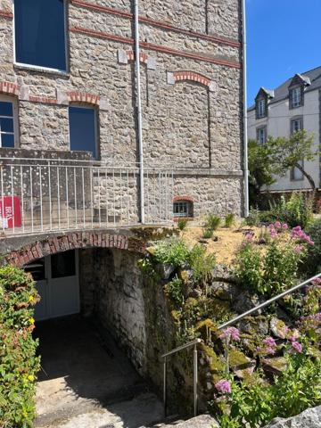 Situé en plein cœur de Batz-sur-Mer, au sein d’une ancienne maison de maître.
