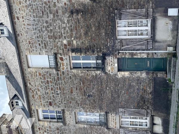 Maison en pierre située au centre de Torigny-les-Villes, proche de toutes commodités.