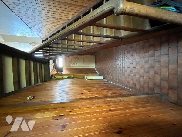 Maison en pierre située au centre de Torigny-les-Villes, proche de toutes commodités.