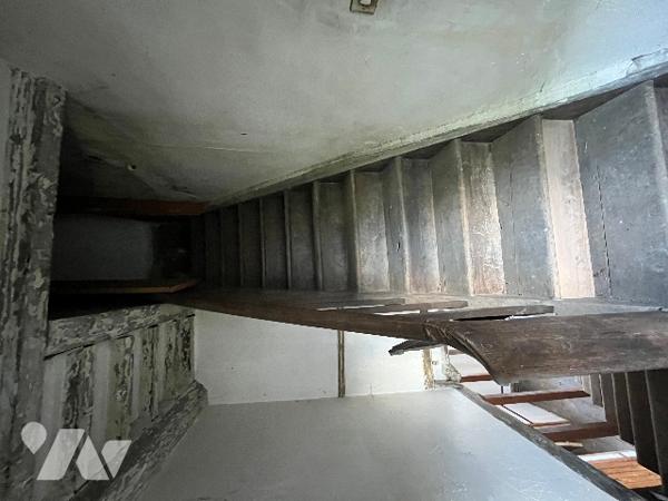 Maison en pierre située au centre de Torigny-les-Villes, proche de toutes commodités.