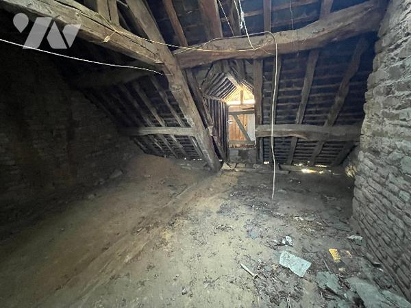 Maison en pierre située au centre de Torigny-les-Villes, proche de toutes commodités.