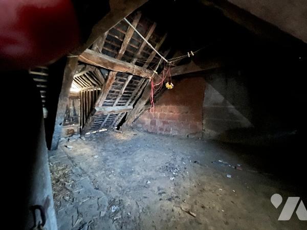 Maison en pierre située au centre de Torigny-les-Villes, proche de toutes commodités.