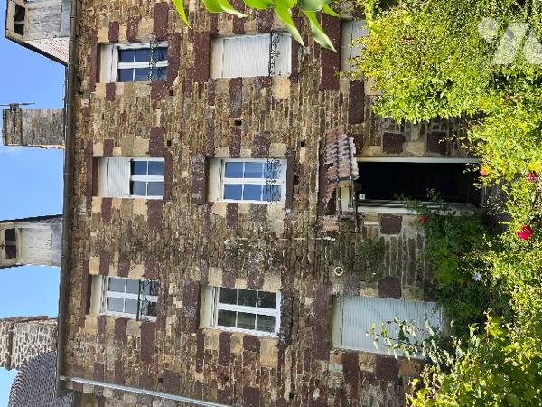 Maison en pierre située au centre de Torigny-les-Villes, proche de toutes commodités.
