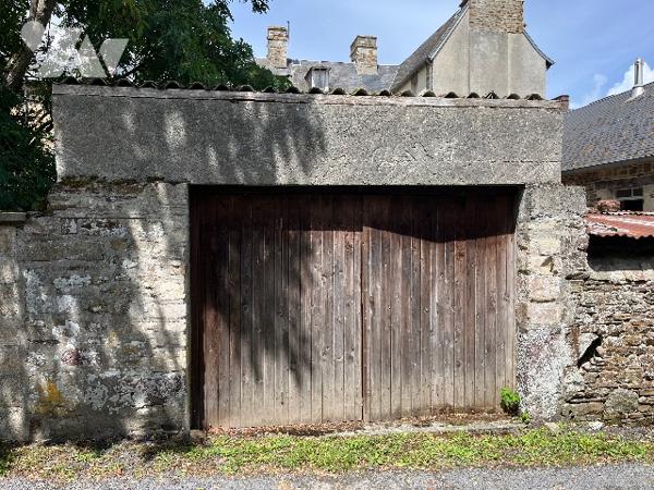 Maison en pierre située au centre de Torigny-les-Villes, proche de toutes commodités.