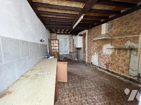 Maison en pierre située au centre de Torigny-les-Villes, proche de toutes commodités.