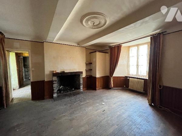 Maison en pierre située au centre de Torigny-les-Villes, proche de toutes commodités.