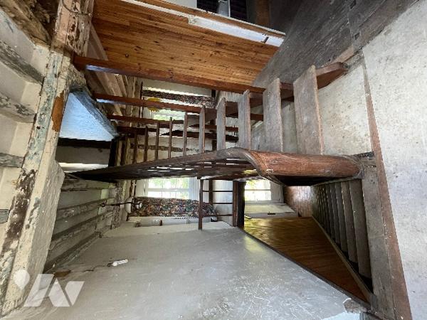 Maison en pierre située au centre de Torigny-les-Villes, proche de toutes commodités.