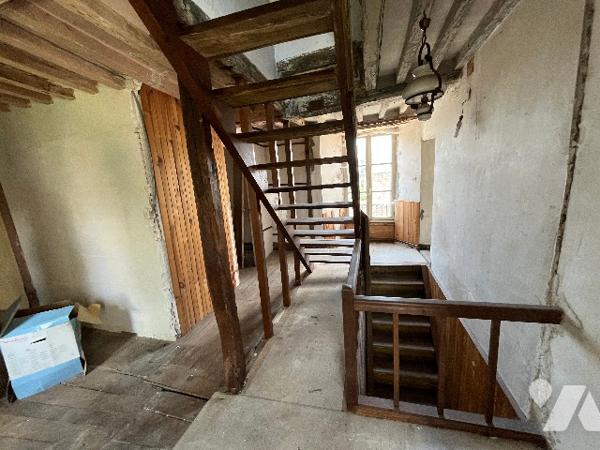 Maison en pierre située au centre de Torigny-les-Villes, proche de toutes commodités.