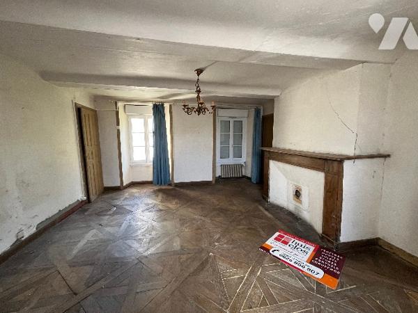 Maison en pierre située au centre de Torigny-les-Villes, proche de toutes commodités.