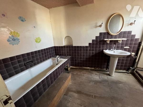 Maison en pierre située au centre de Torigny-les-Villes, proche de toutes commodités.