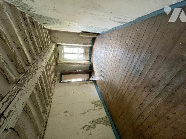 Maison en pierre située au centre de Torigny-les-Villes, proche de toutes commodités.