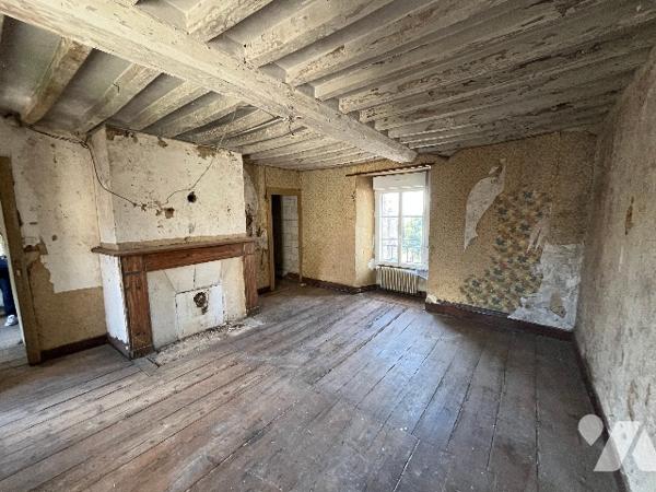 Maison en pierre située au centre de Torigny-les-Villes, proche de toutes commodités.