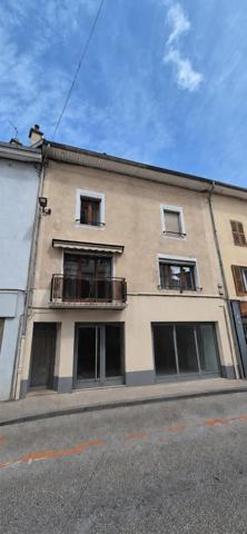 Petit immeuble centre ville d 'Oyonnax appartement 160 m² + commerce loué en RDC