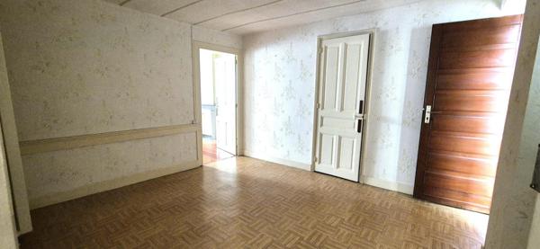 Petit immeuble centre ville d 'Oyonnax appartement 160 m² + commerce loué en RDC