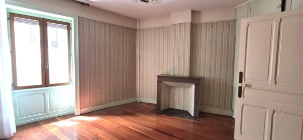 Petit immeuble centre ville d 'Oyonnax appartement 160 m² + commerce loué en RDC