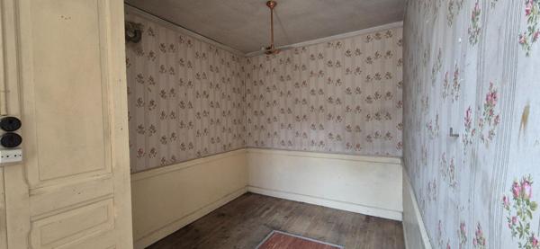 Petit immeuble centre ville d 'Oyonnax appartement 160 m² + commerce loué en RDC