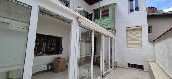 Petit immeuble centre ville d 'Oyonnax appartement 160 m² + commerce loué en RDC