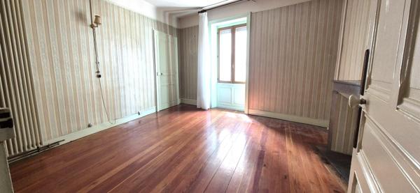 Petit immeuble centre ville d 'Oyonnax appartement 160 m² + commerce loué en RDC