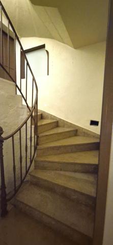 Petit immeuble centre ville d 'Oyonnax appartement 160 m² + commerce loué en RDC