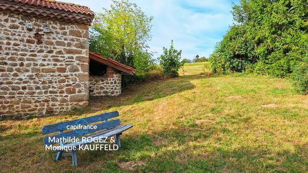 CUNLHAT – BELLE MAISON EN PIERRES RÉNOVÉE – JARDIN 500 M² – GRANGE