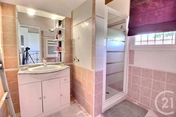 Maison à vendre  4 pièces - 125 m 2   ST RAPHAEL  - 83