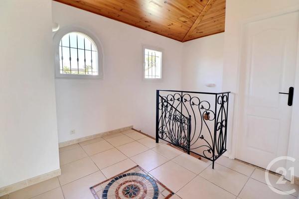 Maison à vendre  4 pièces - 125 m 2   ST RAPHAEL  - 83