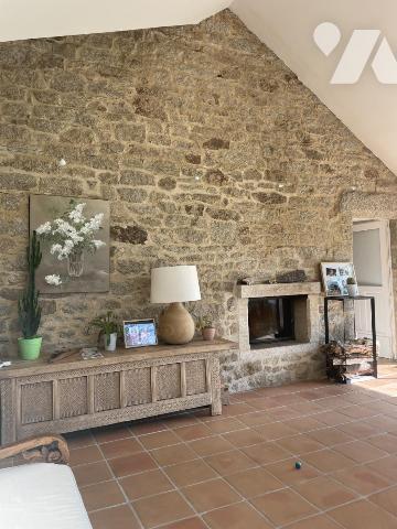 A VENDRE BERRIC-LONGERE EN PIERRES avec DEPENDANCE et piscine-6000 m2 de terrain paysagé