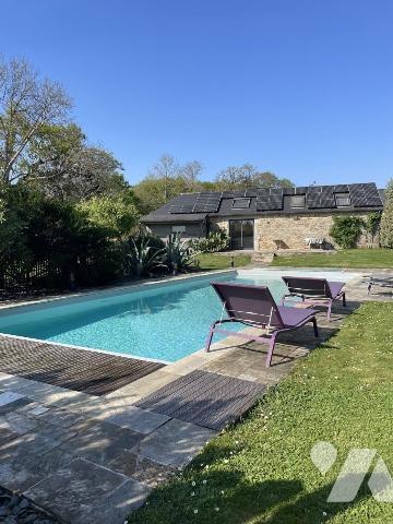 A VENDRE BERRIC-LONGERE EN PIERRES avec DEPENDANCE et piscine-6000 m2 de terrain paysagé