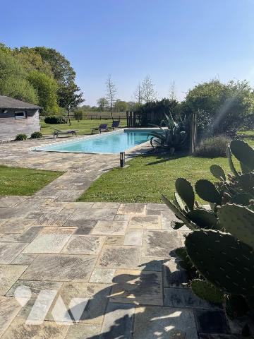 A VENDRE BERRIC-LONGERE EN PIERRES avec DEPENDANCE et piscine-6000 m2 de terrain paysagé